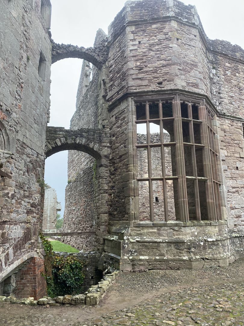 An old castle with an archway in the middle of it.